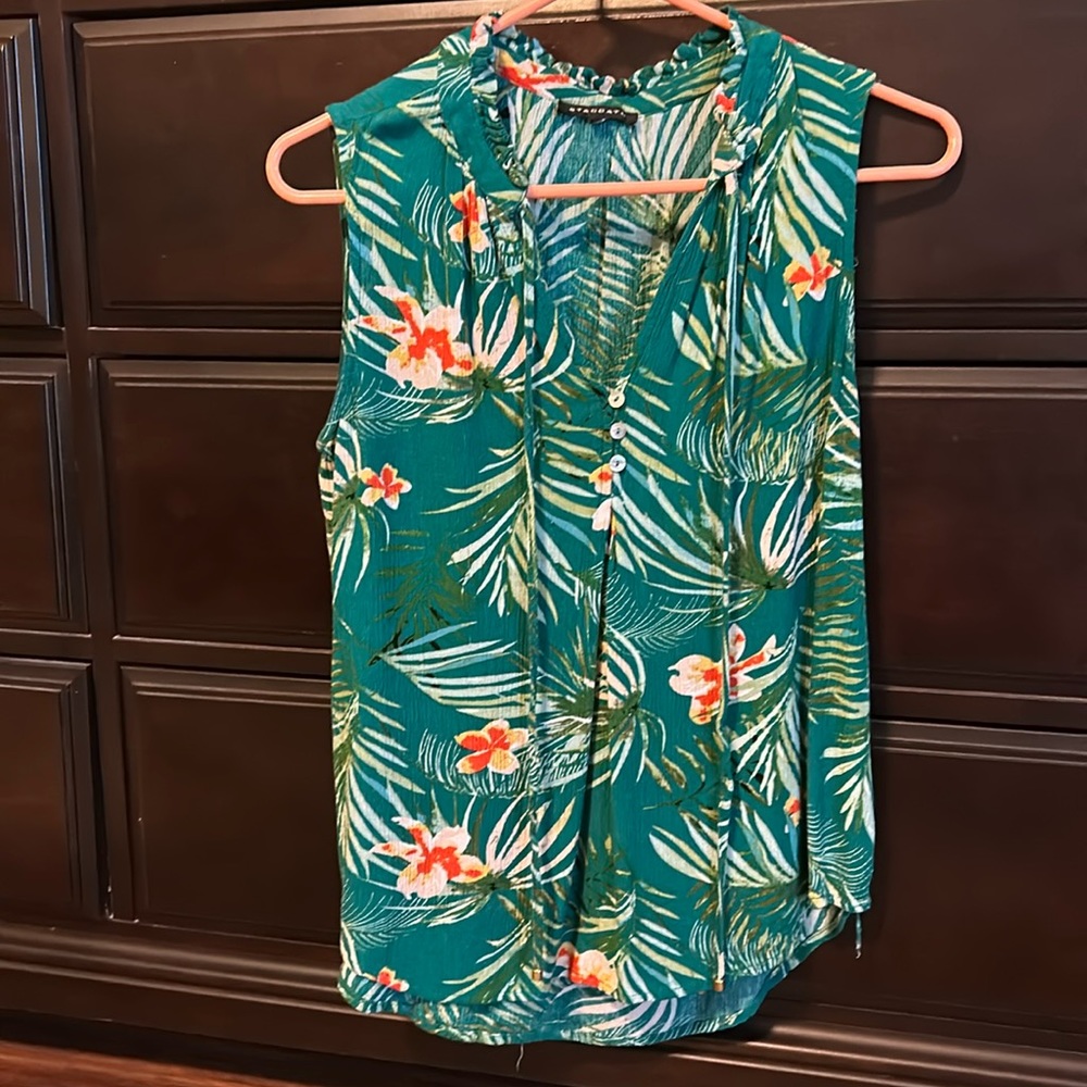 Staccato woman’s Hawaiian print sleeveless shirt. Size small.